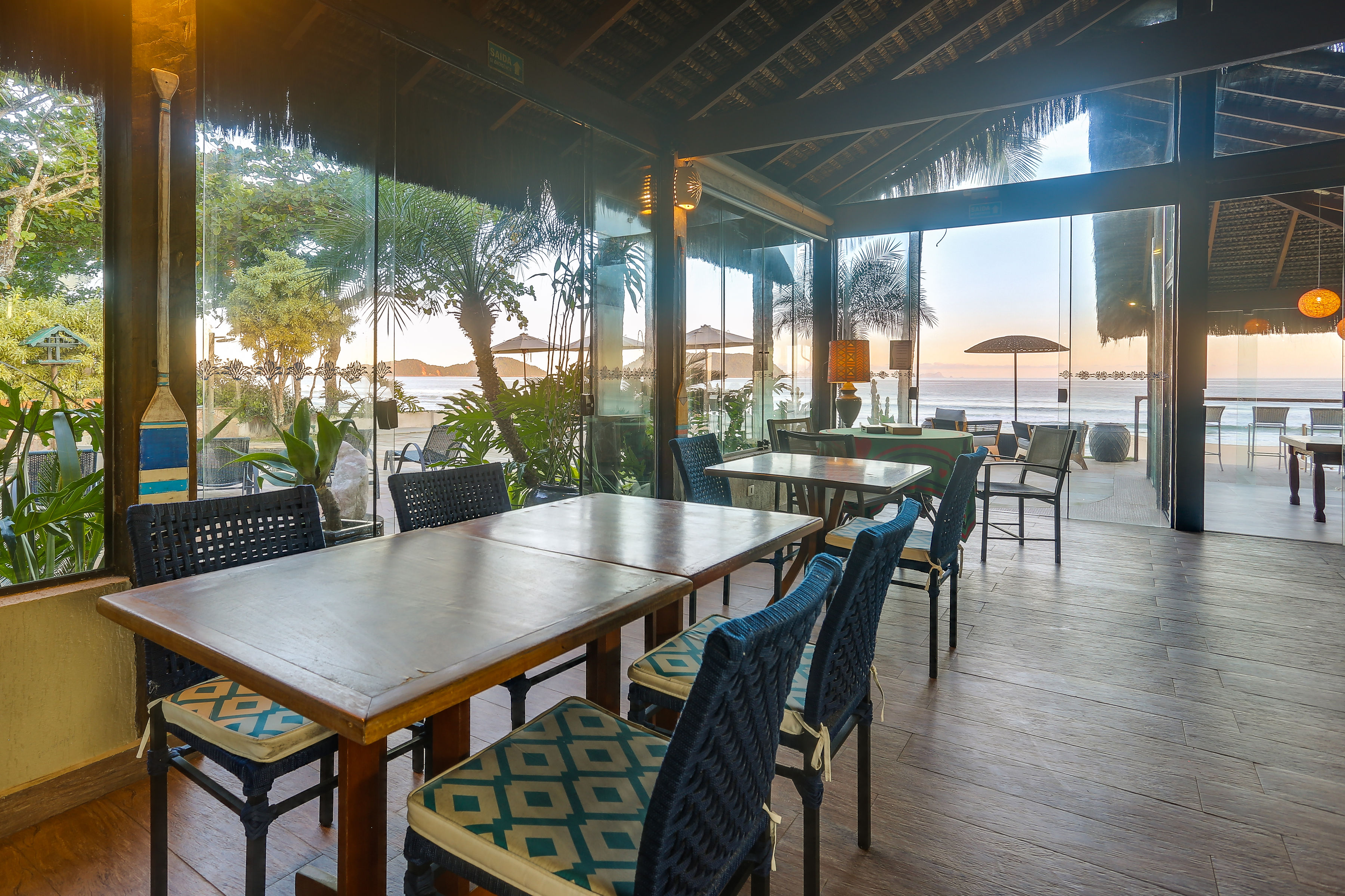 Restaurante da Pousada Chez Louise et Louis com vista para o mar